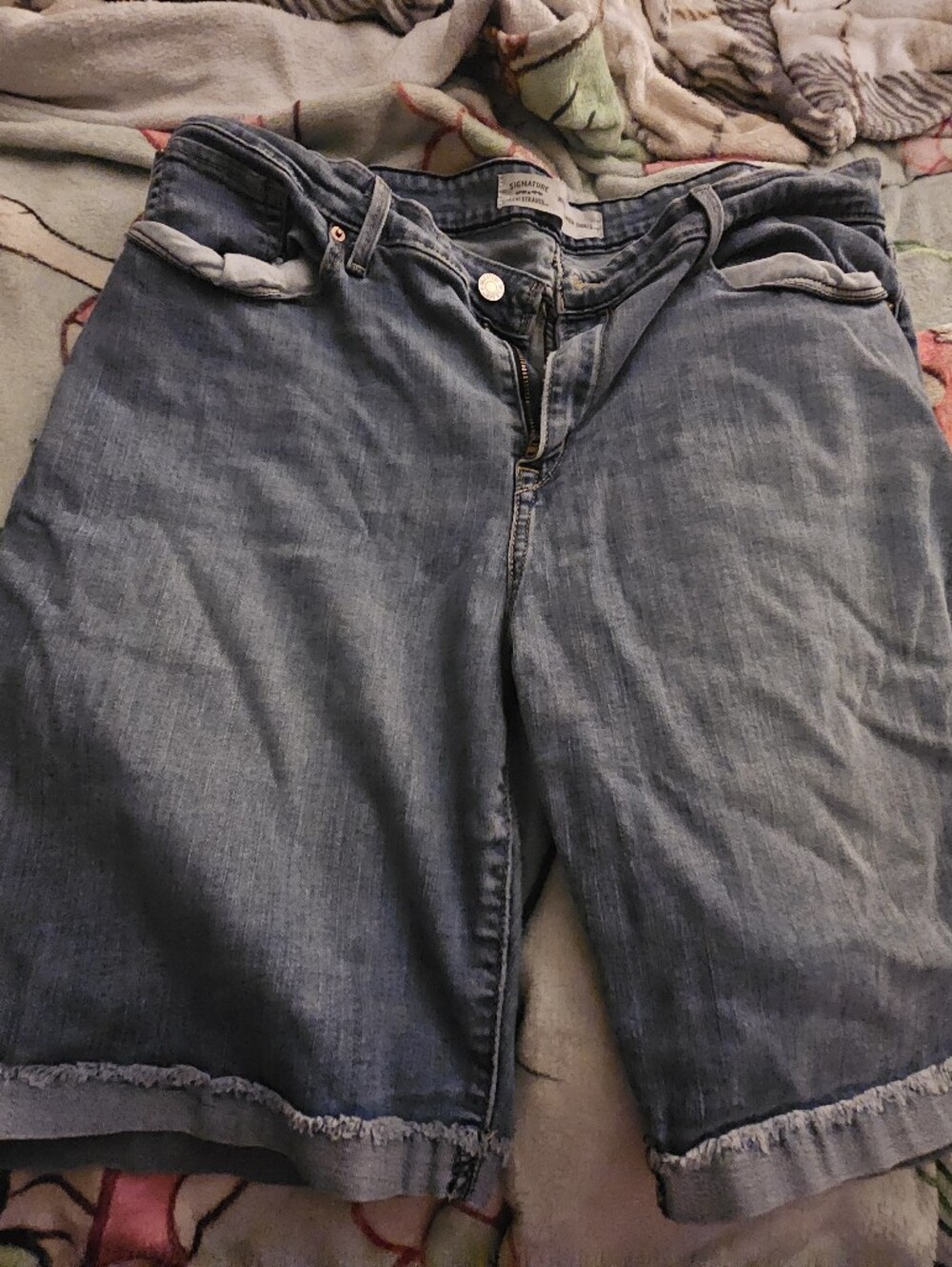 Levi Signature, Mid Rise Bermuda Shorts, Light Sz 18